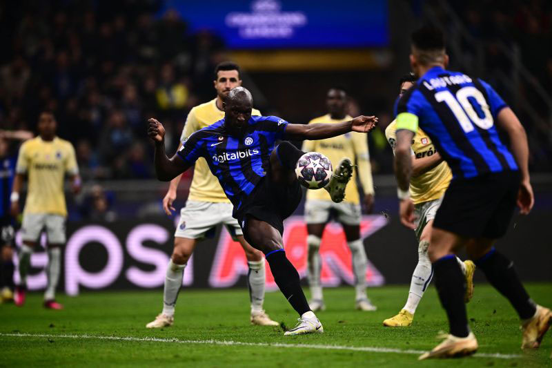 Penyerang Inter Milan Romelu Lukaku melepaskan tembakan untuk mencetak gol semata wayang pada pertandingan leg pertama 16 besar Liga Champions melawan FC Porto, yang dimainkan di Stadion Giuseppe Meazza, Milan, Rabu (22/2/2023). (ANTARA/AFP/Marco BERTOREL