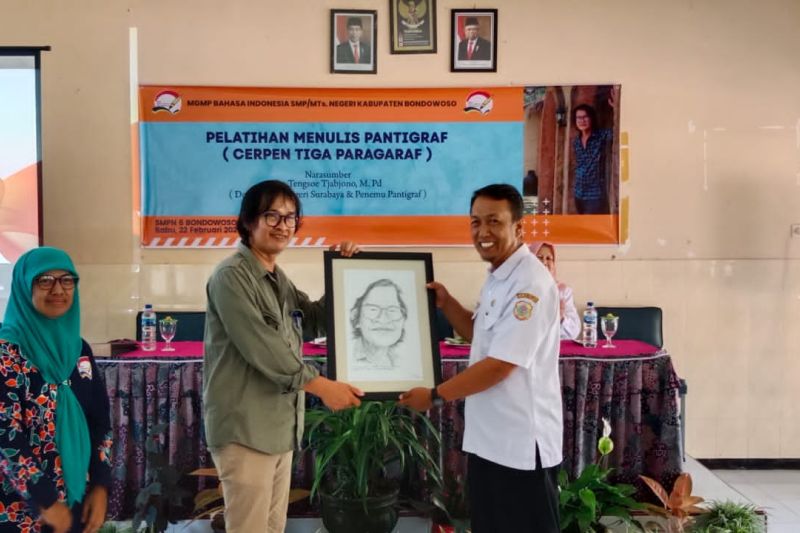 Dr Tengsoe Tjahjono saat hadir memberi pelatihan menulis cerita pendek 3 paragraf (pentigraf) yang diselenggarakan oleh Musyawarah Guru Mata Pelajaran (MGMP) Bahasa Indonesia SMP/MTs Negeri Bondowoso di Bondowoso, Jatim, Rabu (22/2/2023). (HO-Dokumen MGMP