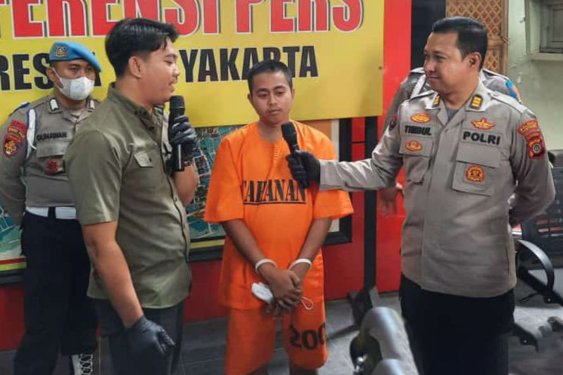 Kasat Reskrim Polresta Yogyakarta AKP Archye Nevadha (kiri) saat meminta penjelasan terduga penjual jasa sertifikat vaksin palsu saat konferensi pers di Mapolresta Yogyakarta, Rabu (22/2/2023) (ANTARA/Luqman Hakim)