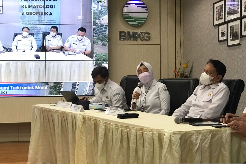Kepala Badan Meteorologi, Klimatologi dan Geofisika Dwikorita Karnawati dalam konferensi pers Analisis Pembelajaran Gempa Bumi Turki Untuk Membangun Kesadaran, Mitigasi, dan Kesiapsiagaan Masyarakat Terhadap Potensi Kegempaan di Indonesia di Kantor BMKG J