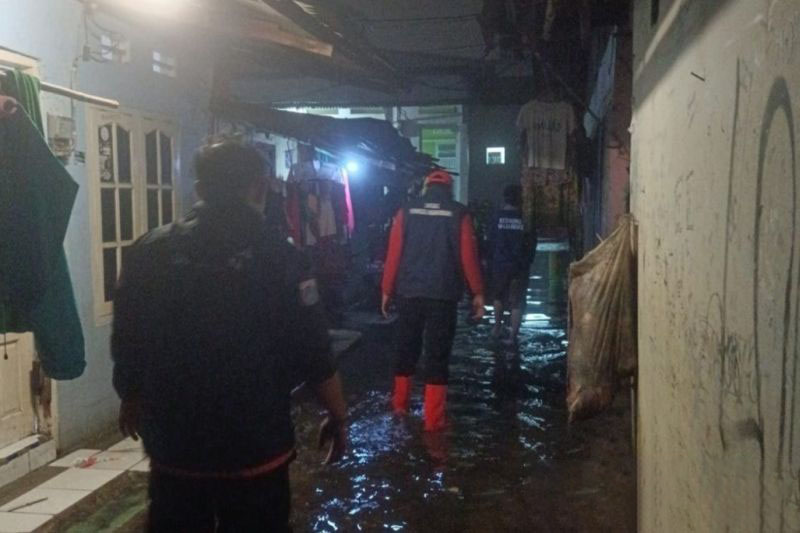 Petugas menyusuri genangan akibat curah hujan tinggi di Kedaung Kaliangke, Jakarta Barat, Jumat (24/2/2023). ANTARA/HO-BPBD DKI