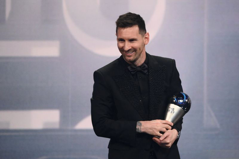 Pemain timnas Argentina dan Paris Saint-Germain Lionel Messi saat menerima penghargaan pemain pria terbaik FIFA 2022 di Paris, Prancis pada 27 Februari 2023. ANTARA/AFP/FRANCK FIFE