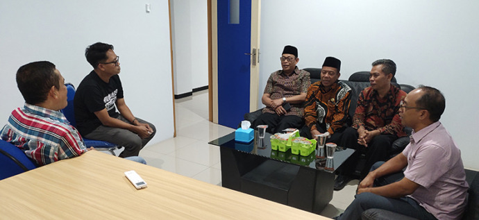 PENUH KEAKRABAN: Kepala Kemenag Tuban A. Munir (tiga dari kanan) didampingi dua stafnya berbincang akrab dengan jajaran manajemen Jawa Pos Radar Tuban kemarin (15/2).