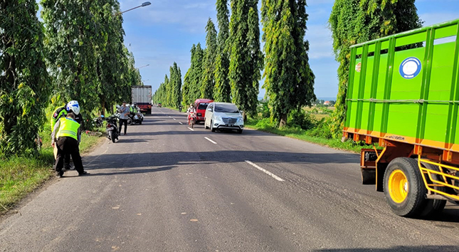 MONITORING: Petugas usai mengevaluasi korban kecelakaan lalu lintas di Jalan Sukarno – Hatta yang menelan korban. (Yudha Satria Aditama/Radar Tuban)