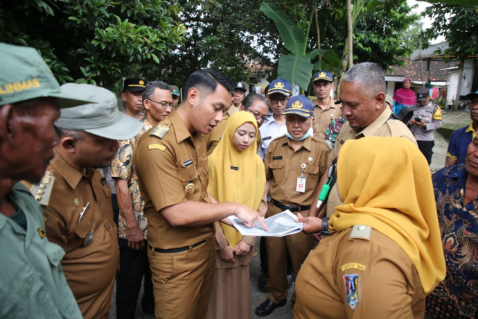 AKSI NYATA: Mas Lindra berkoordinasi dengan para pamong setempat merencanakan pembangunan dan kemajuan Dukuh Pencol. (Diskominfotiksan for Radar Tuban)