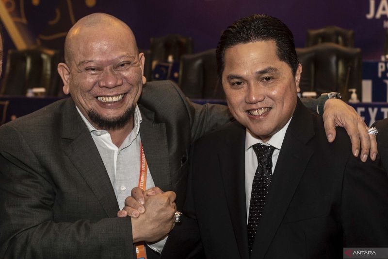 Dua Calon Ketua Umum PSSI Erick Thohir (kanan) dan La Nyalla Mattalitti (kiri) berjabat tangan dalam pembukaan Kongres Luar Biasa Persatuan Sepak Bola Seluruh Indonesia (PSSI) 2023 di Jakarta, Kamis (16/2/2023). ANTARA FOTO/Aprillio Akbar/nym