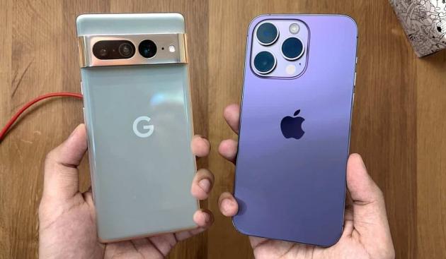 Ilustrasi perbandingan smartphone Google Pixel 7 Pro dengan Iphone 14 Pro Max