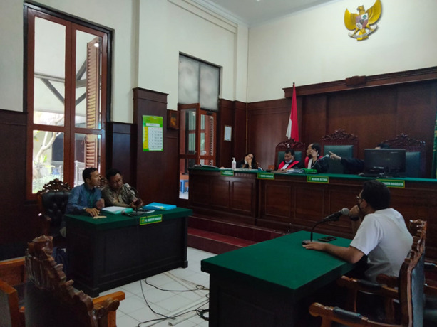 MENGGUGAT PUTUSAN: Proses sidang gugatan putusan nikah beda agama PN Surabaya. Sidang juga berlangsung di PN Surabaya. (Istimewa/Radar Tuban)