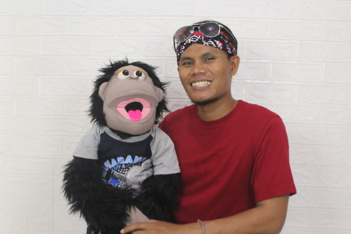 MENCINTAI DUNIA ANAK: Nur Qomari bersama boneka Kemol, properti yang selalu menemaninya setiap mendongeng.