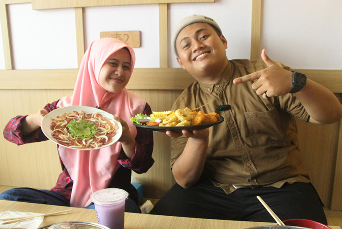 PROGRAM BARU: Azland Shah (kanan), host tetap Radar Kulineran saat melakukan review makanan di salah satu restoran Jejepangan di Tuban. (Andhika Feriawan/Radar Tuban)