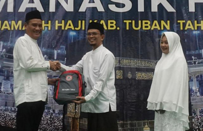 PEMANTAPAN MANASIK HAJI : EVP of Plant Operasional SIG GHoPO Tuban, Subhan (kiri) memberikan suvenir kepada calon jamaah haji asal Kabupaten Tuban. (SIG for Radar Tuban)