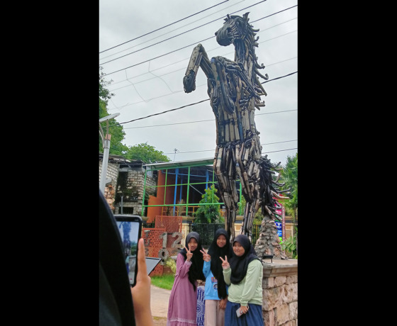 PENDATANG BARU DI TAMAN SLEKO: Patung kuda dari tumpukan knalpot brong yang dipasang di Taman Sleko kemarin (2/2) siang. (Yudha Satria Aditama/Radar Tuban)