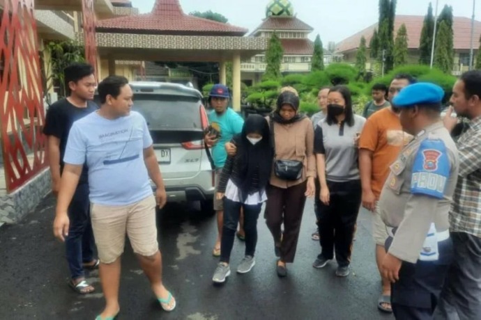 Pelaku terduga pembuang mayat bayinya, CAP (19) tengah digelandang aparat polisi ke Mapolres Situbondo, Jumat (3/2). ANTARA/HO-Humas Polres Situbondo.