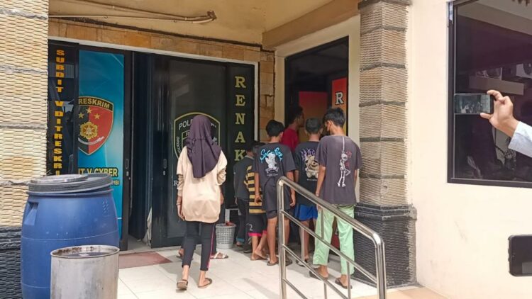 11 anak di bawah umur diduga menjadi korban pelecehan seksual dari seorang perempuan berinisial NT, 25, di Rawasari, Jambi. (Jambi Ekspres-Jawa Pos Group)