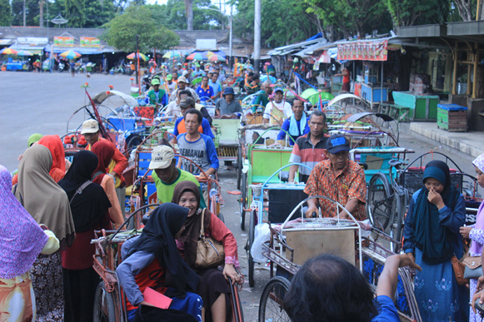 TERUS DITATA: Becak yang mangkal di pintu gerbang menuju wisata religi makam Sunan Bonang Tuban di Jalan KH Mustain. (Yudha Satria Aditama/Radar Tuban)