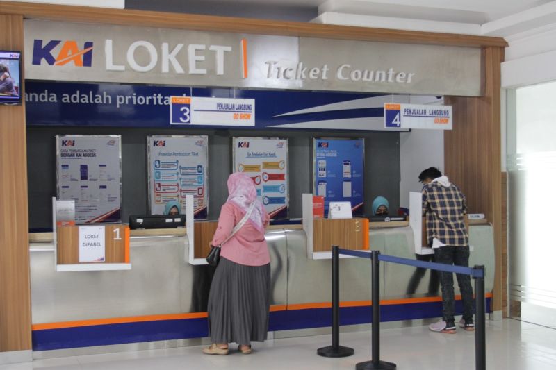 Ilustrasi - Petugas sedang melayani pembelian tiket KA di loket tiket Stasiun Madiun, Jatim. ANTARA/HO-Humas Daop 7 Madiun