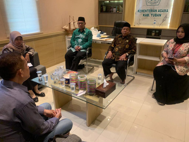 SIAP BEKERJA SAMA: Kepala Kemenag Tuban A. Munir (dua dari kanan) didampingi Umi Kulsum (kasi pendma) dan Mashari (kasi binmas Islam) ketika menerima tim Jawa Pos Radar Tuban di ruang kerjanya kemarin (23/2). (M. Mahfudz Muntaha/Radar Tuban)