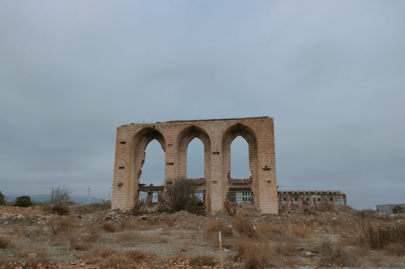 Reruntuhan bangunan di salah satu sudut distrik Aghdam, Azerbaijan, Sabtu (4/3/2023). Perang Karabakh Pertama yang terjadi pada 1988-1994 memaksa ratusan ribu penduduk Aghdam mengungsi ke wilayah yang lebih aman. ANTARA/ Azis Kurmala)