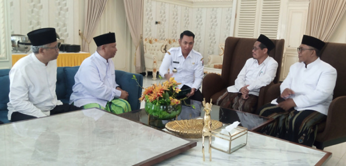 BERDAMPINGAN, ULAMA DAN UMARA: Jajaran Pengurus Cabang NU Tuban silaturahmi ke rumah dinas Bupati Tuban Aditya Halindra Faridzky di Kompleks Pendapa Kridha Manunggal, Rabu (15/3) lalu. (Diskominfo SP untuk Radar Tuban)