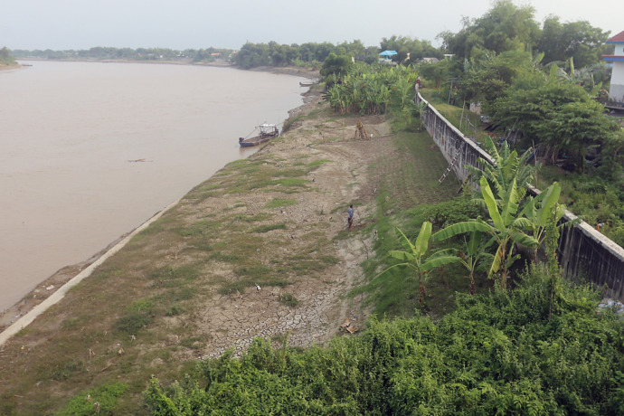 PENCEGAH BANJIR: Tanggul penangkis luapan Bengawan Solo di Desa  Ngadirejo ini dibangun 2021. (Yusab Alfa Ziqin/Radar Tuban)