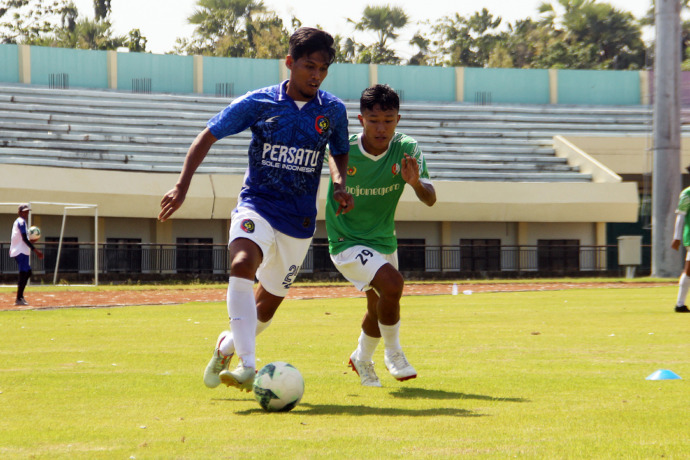 GAGAL BERGULIR LAGI: Laga uji coba Persatu Tuban melawan tim sepak bola Porprov Bojonegoro dalam persiapan Liga 3 Musim 2022-2023 lalu (Andhika Feriawan/Radar Tuban)