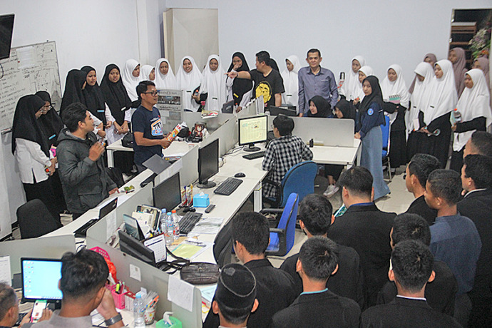 MELIHAT DARI DEKAT DAPUR REDAKSI: Santri Pondok Karangasem Muhammadiyah Paciran, Lamongan ketika melakukan kunjungan jurnalistik ke kantor Jawa Pos Radar Tuban kemarin (14/3) sore. (Andhika Feriawan/Radar Tuban)