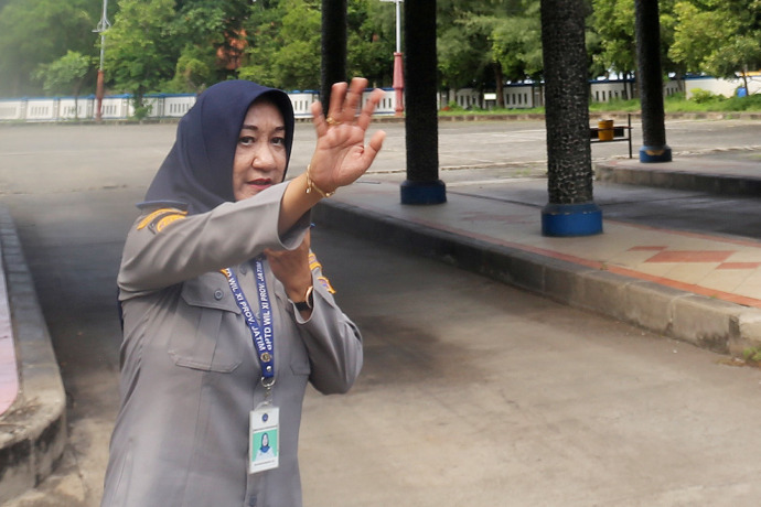 BELUM TURUN TIPE: Petugas Terminal Kambang Putih Tuban meregistrasi bus yang masuk. (Yusab Alfa Ziqin/Radar Tuban)