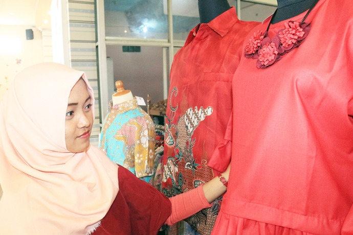 TREN TERBARU BUSANA: Baju couple atau sarimbit yang sempat meredup, sekarang kembali ngetren. (Yudha Satria Aditama/Radar Tuban)