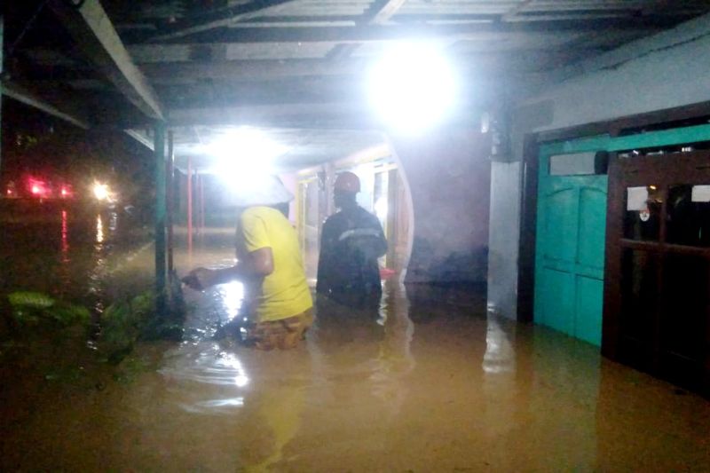Banjir merendam rumah warga di Desa Klatakan, Kecamatan Kendit, Kabupaten Situbondo, Provinsi Jawa Timur, Selasa (28/2/2023) malam. (ANTARA/HO-BPBD Situbondo)