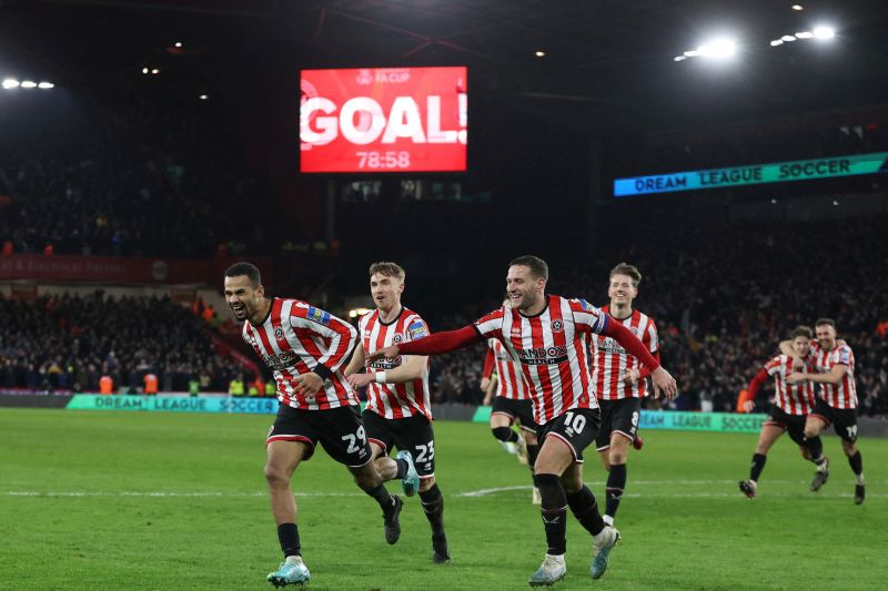 Selerbasi Ilman Ndiaye (kiri) setelah mencetak gol kemenangan Sheffield dalam pertandingan putaran kelima Piala FA lawan Tottenham Hotspur di Bramall Lane pada 2 Maret 2023. ANTARA/Reuters/LEE SMITH