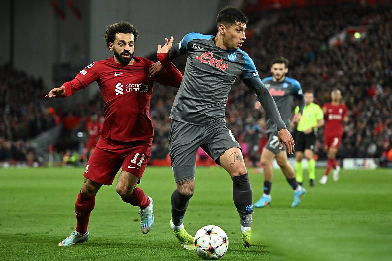 Arsip - Bintang Liverpool Mohamed Salah (kiri) berusaha merebut penguasaan bola dari bek Napoli Mathias Olivera dalam laga pemungkas Grup A Liga Champions di Stadion Anfield, Liverpool, Inggris, Selasa (1/11/2022) waktu setempat. (ANTARA/AFP/Oli Scarff)