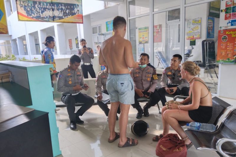 Teman korban wisatawan asing yang meninggal kecelakaan saat ditanya aparat setempat (ANTARA/HO-Humas Polres Lombok Tengah