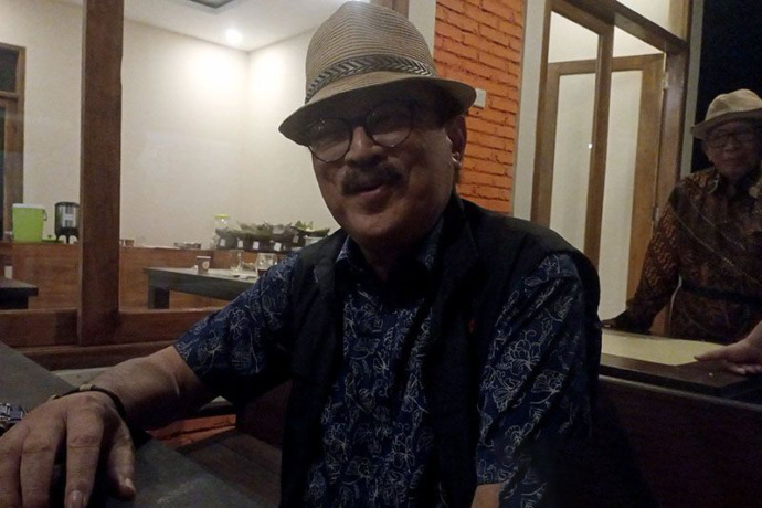 Budayawan dan politikus Eros Djarot memberi keterangan pers di sela dialog kebudayaan yang digelar di Purwokerto, Kabupaten Banyumas, Kamis (2/3/2023) malam. ANTARA/Sumarwoto