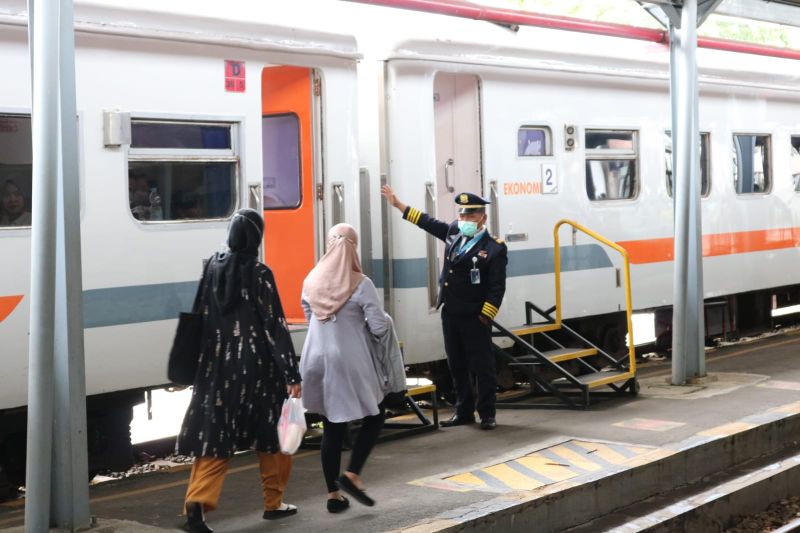 Foto dok. Penumpang kereta api naik di Stasiun Jember (ANTARA/HO-Humas KAI Daop 9 Jember)