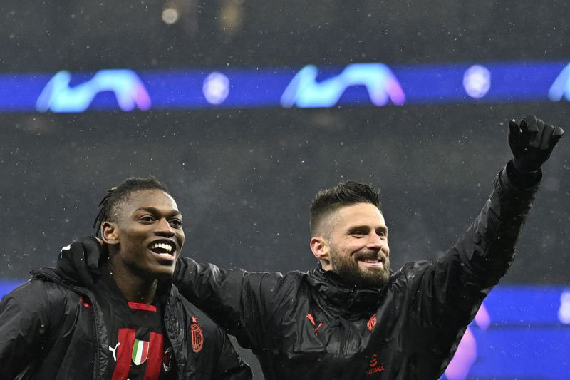 Selebrasi Rafael Leao (kiri) dan Olivier Giroud setelah AC Milan lolos ke perempat final Liga Champions setelah singkirkan Tottenham Hotspur dengan agregat 1-0 di Tottenham Hotspur Stadium pada 9 Maret 2023. ANTARA/AFP/JUSTIN TALLIS