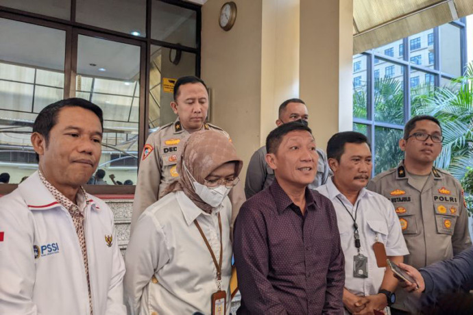 Foto arsip - Direktur Utama PT Liga Indonesia Baru Ferry Paulus (tengah, bawah) bersama Karobinops Sops Polri Brigjen Pol Roma Hutajulu (kanan, berdiri), Sekretaris Jenderal PSSI Yunus Nusi (kiri, berdiri) serta perwakilan dari Kementerian PUPR dan Kemenp