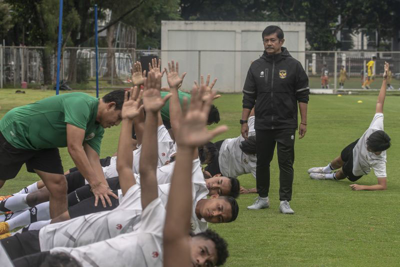 Pelatih Sepak Bola Indra Sjafri memimpin jalannya pemusatan latihan Timnas U-22 di Lapangan A, kawasan Gelora Bung Karno, Jakarta, Kamis (2/3/2023). Pemusatan latihan tersebut digelar dalam rangka persiapan Sea Games 2023 di Kamboja. ANTARA FOTO/Muhammad
