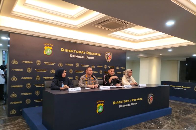Kabid Humas Polda Metro Jaya, Kombes Pol Trunoyudo Wisnu Andiko (kedua dari kiri) bersama Dirreskrimum Polda Metro Jaya Kombes Pol Hengki Haryadi (kedua dari kanan) didampingi oleh PK-Bapas Jakarta Selatan, Eliana (kiri) dan Asisten Deputi Pelayanan Anak