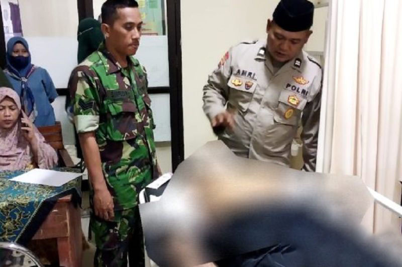 Petugas Polres Bangkalan saat memantau kondisi jenazah santri yang menjadi korban kekerasan seniornya. (ANTARA/HO-Polres Bangkalan)