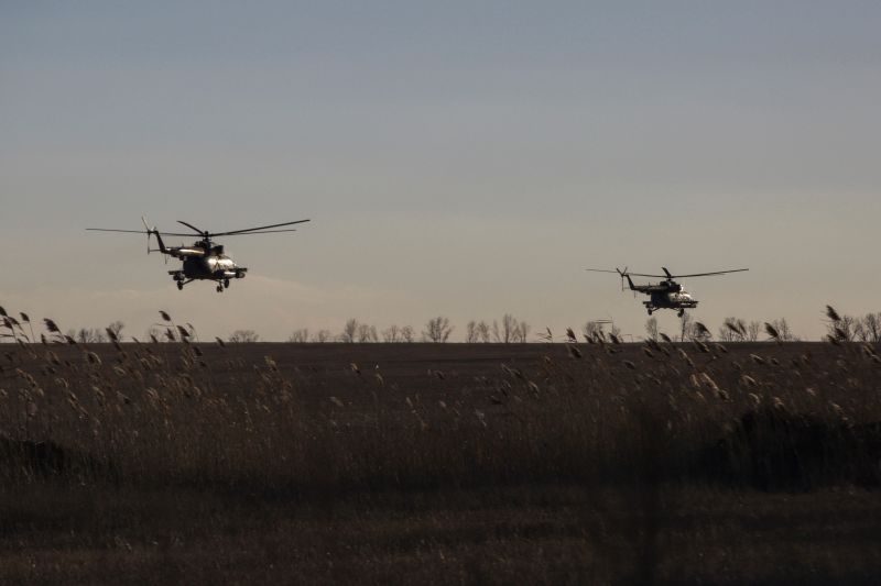 Arsip - Helikopter Angkatan Bersenjata Ukraina terbang di atas lapangan di luar kota garis depan Bakhmut, di tengah serangan Rusia di Ukraina, di wilayah Donetsk, Ukraina, 5 Maret 2023. (REUTERS/Anna Kudriavtseva)