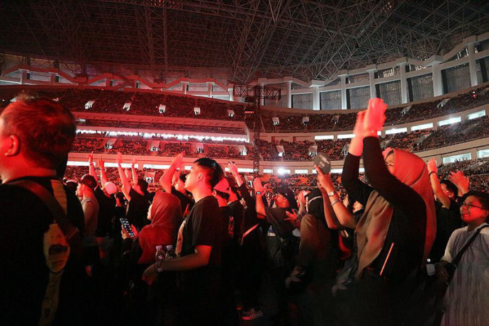 Puluhan ribu penonton menyaksikan aksi grup band Dewa 19 dalam konser bertajuk