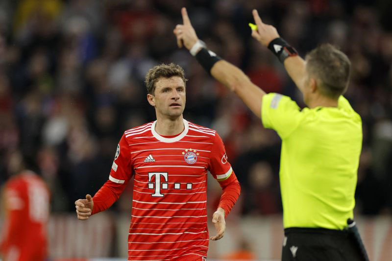 Reaksi pemain Bayern Muenchen Thomas Mueller (kiri) saat wasit akan mengecew VAR dalam pertandingan leg kedua babak 16 besar Liga Champions lawan Paris Saint-Germain pada 9 Maret 2023. ANTARA/AFP/ODD ANDERSEN