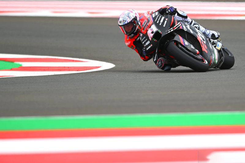 Arsip - Pembalap Aprilia Racing Aleix Espargaro memacu sepeda motornya saat sesi latihan bebas 1 MotoGP seri Pertamina Grand Prix of Indonesia 2022 di Pertamina Mandalika International Street Circuit, Lombok Tengah, NTB, Jumat (18/3/2022). ANTARA FOTO/And