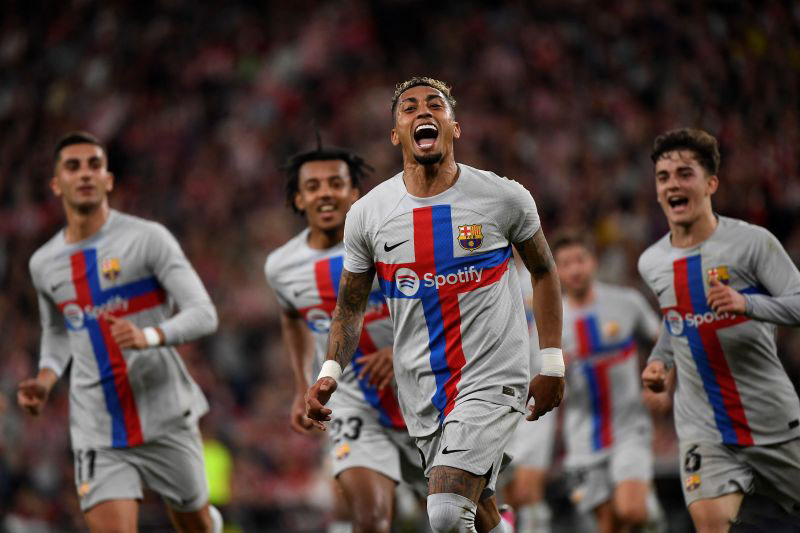 Penyerang Barcelona Raphinha merayakan gol yang dicetaknya pada pertandingan Liga Spanyol melawan Athletic Bibao yang dimainkan di Stadion San Mames, Bilbao, Senin (12/3/2023). (ANTARA/AFP/ANDER GILLENEA)