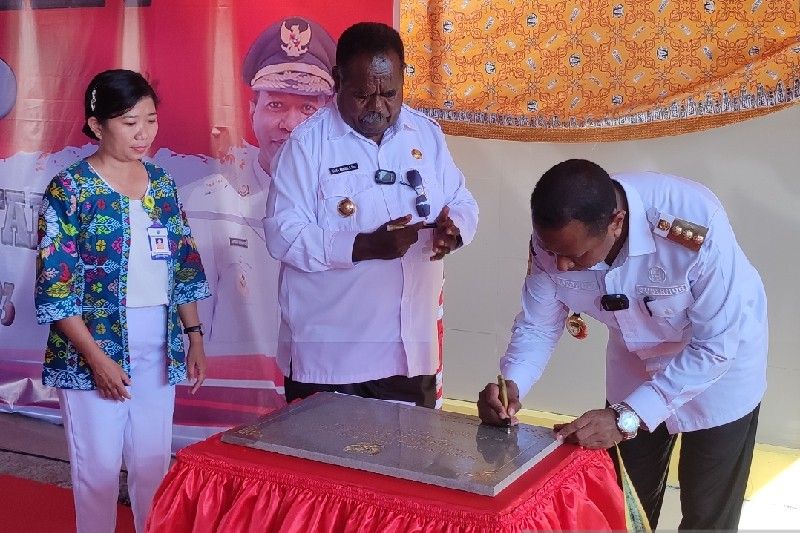 Pejabat Gubernur Papua Selatan Apolo Safanpo didampingi Bupati Asmat Elisa Kambu meresmikan RSUD Perpetua Safanpo di Agats, Minggu (12/3/2023). (ANTARA/Evarukdijati)