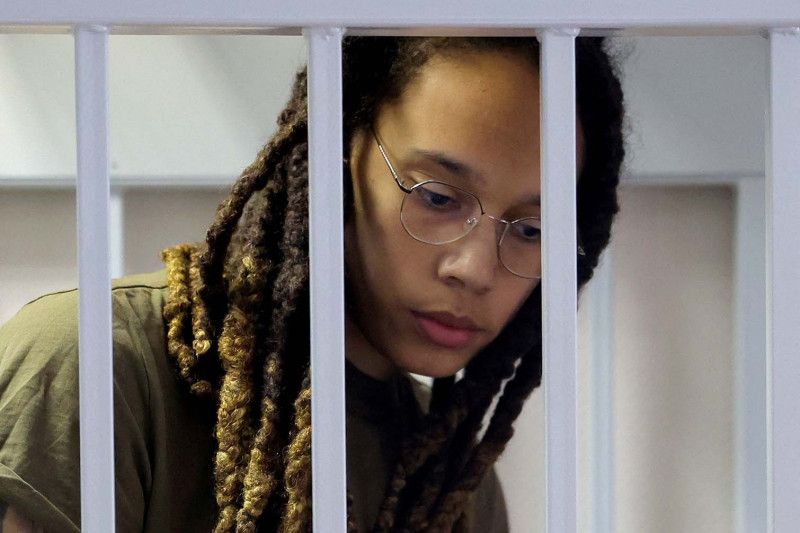 Pemain bola basket Amerika Serikat Brittney Griner yang ditahan di bandara Sheremetyevo Moskow dan didakwa dengan kepemilikan ganja ilegal, terlihat berada di dalam sel tahanan terdakwa sebelum sidang pengadilan di Khimki di luar Moskow, Rusia, Selasa (02