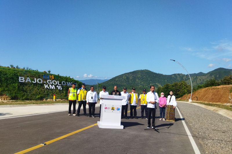 Presiden RI Joko Widodo meresmikan Jalan Bajo-Golo Mori yang menjadi akses ke kawasan ekonomi khusus (KEK) Golo Mori, Labuan Bajo, Manggarai Barat, NTT, Selasa (14/3/2023). (ANTARA/Fransiska Mariana Nuka)