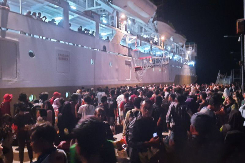 Ratusan warga tampak memadati Pelabuhan PLBN Serasan untuk naik ke atas kapal KM Bukit Raya, Serasan, Natuna, Kepri, Minggu (12/3) malam. (ANTARA/Cherman)