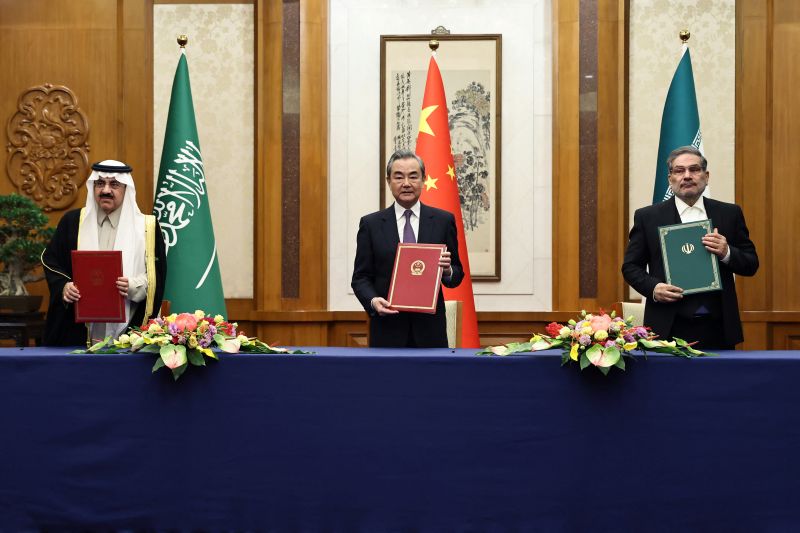 Wang Yi, anggota Biro Politik pada Komisi Sentral Partai Komunis China (CPC) (tengah) dan Direktur Komisi Hubungan Luar Negeri Iran Ali Shamkhani (kanan) serta Penasihat Keamanan Nasional Arab Saudi Musaad bin Mohammed Al Aiban saat akhir pembicaraan bagi
