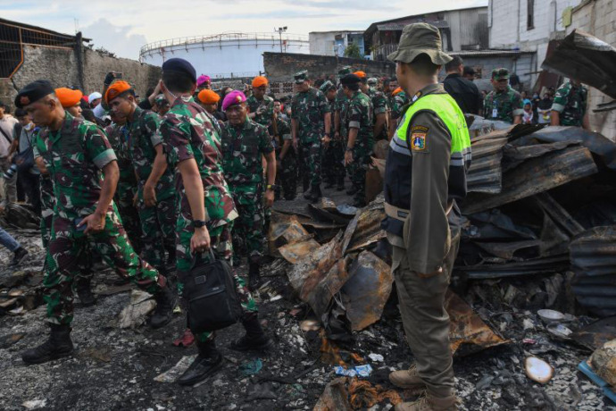Panglima TNI Laksamana TNI Yudo Margono (tengah) beserta jajarannya meninjau lokasi permukiman yang terdampak kebakaran Depo Pertamina Plumpang di Jakarta Utara, Jakarta, Senin (6/3/2023). ANTARA FOTO/Aditya Pradana Putra/rwa. (ANTARA FOTO/ADITYA PRADANA